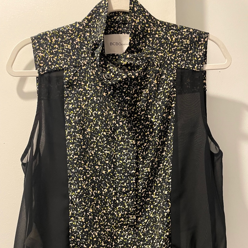 BCBG sleeveless zip top NWT